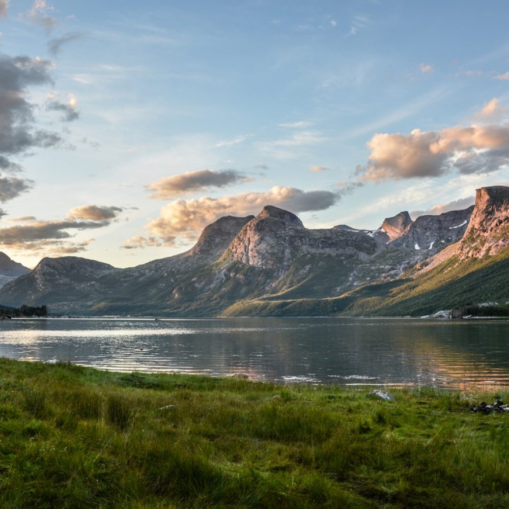 mountain-and-lake-at-sunset-135157.jpg